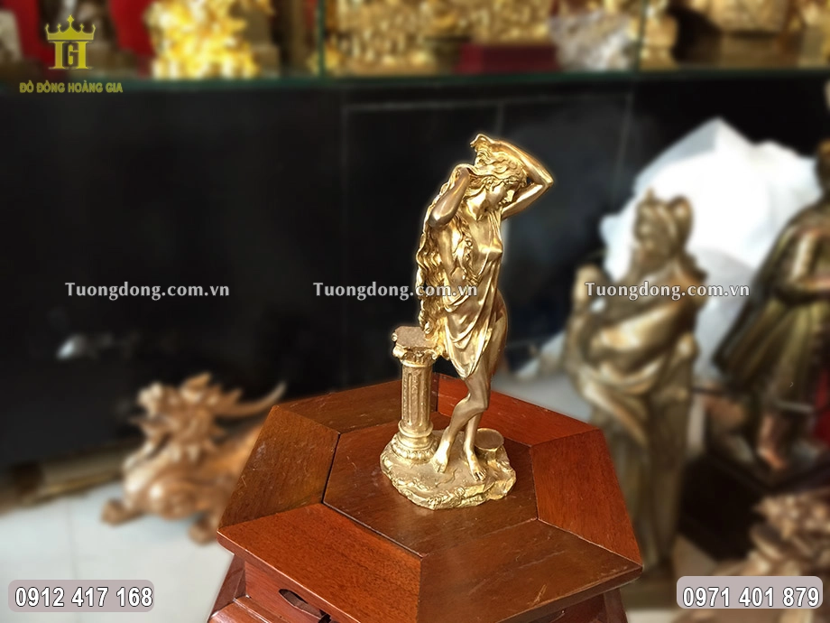 Nữ thần được đúc theo dáng đứng tựa người vào cột và xõa tóc mây